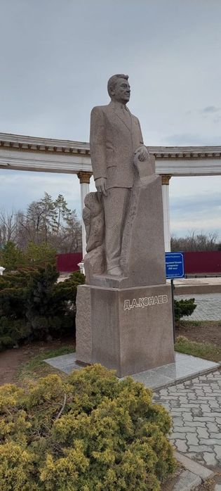 Бюсты,памятники,мемориалы