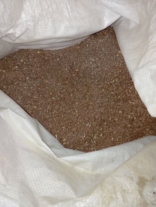 Продам 4 мешка лен и 10 мешков зерна