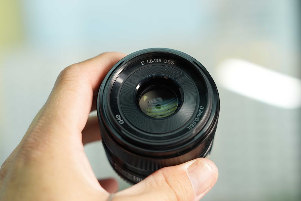 Объектив Sony E 35mm f/1.8 OSS