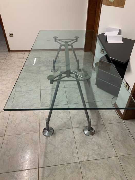 Маса със стъклен плот и алуминиева конструкция