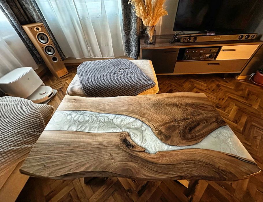 Уникална трапезна маса от орех и епоксидна смола