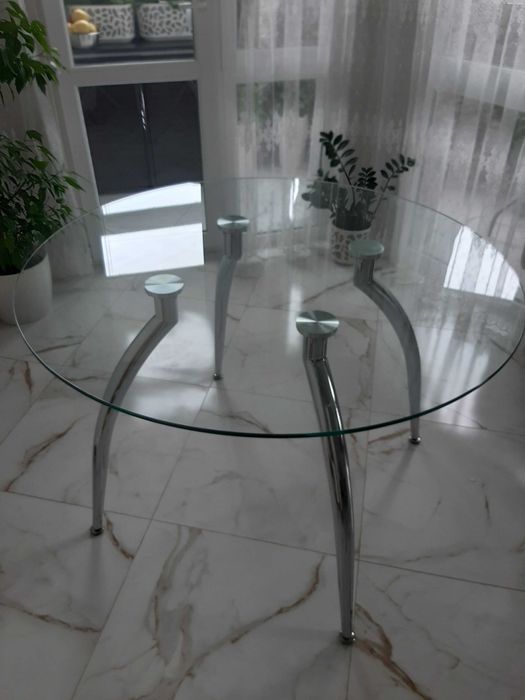 стъклена трапезна маса