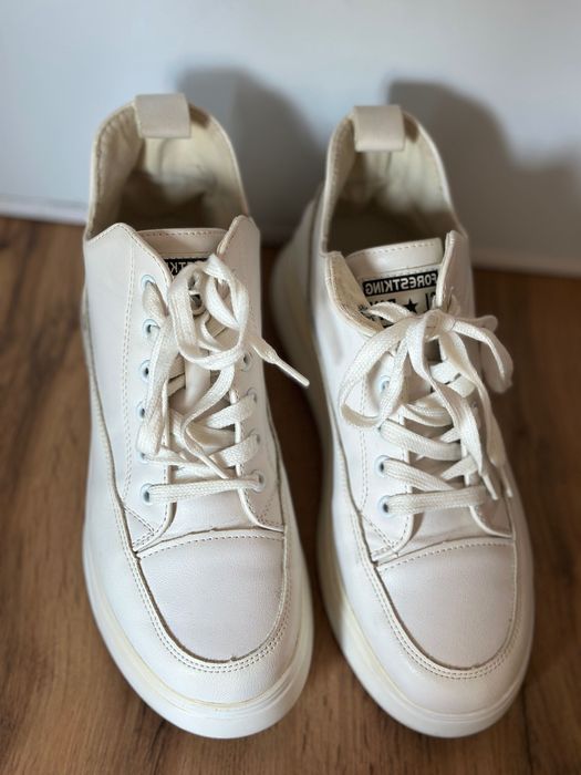 Женские кроссовки