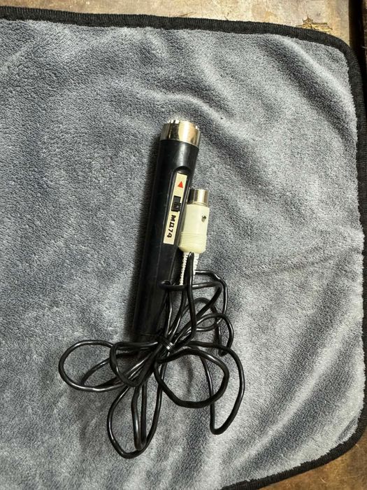 Стар микрофон МД 47 и стари аудио кабели