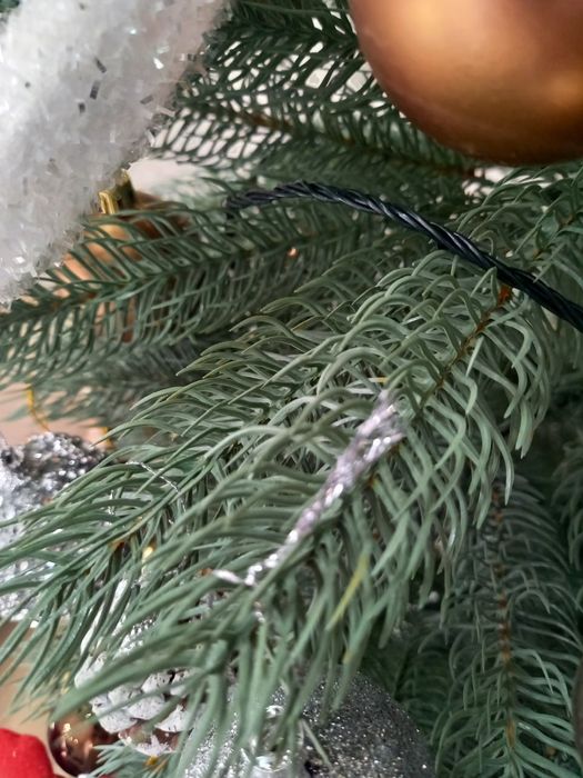 Продам ёлку без новогодних игрушек