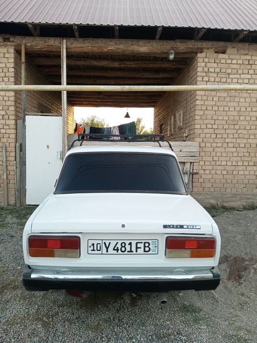 Jiguli 07 sotiladi holati ideal 2000 yil metani bor 80 lik