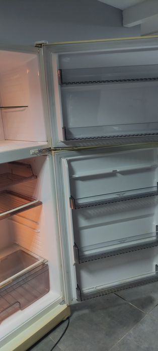 Продам холодильник с гарантией.