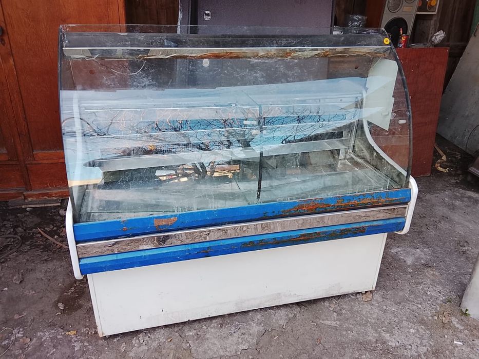 Продам витриный холодильник