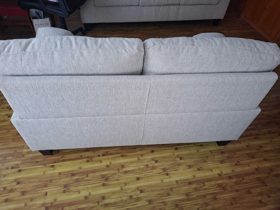 Vand 2 canapele nefolosite de 2 si 3 locuri