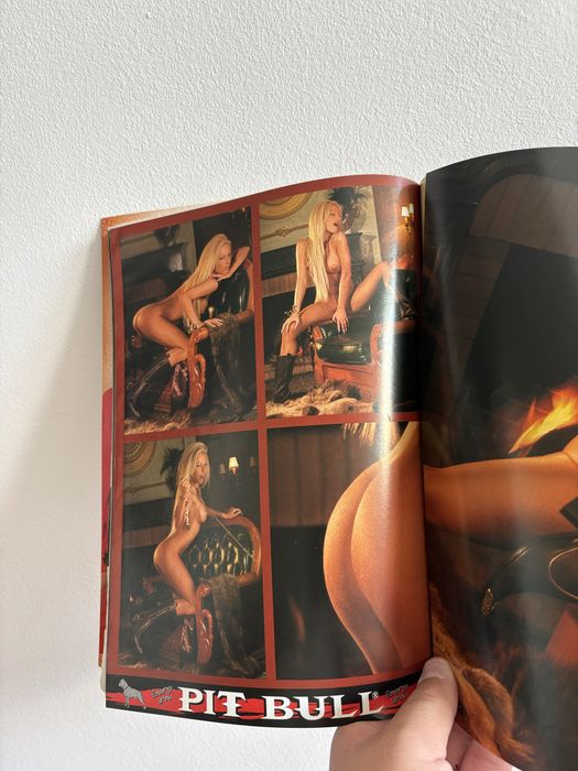 Списание Playboy с Камелия