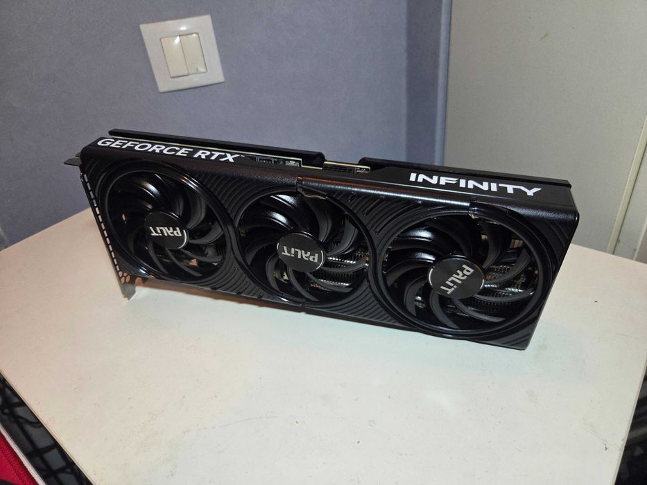 Vand placa video in GARANTIE nVidia GeForce RTX 5070 ca noua