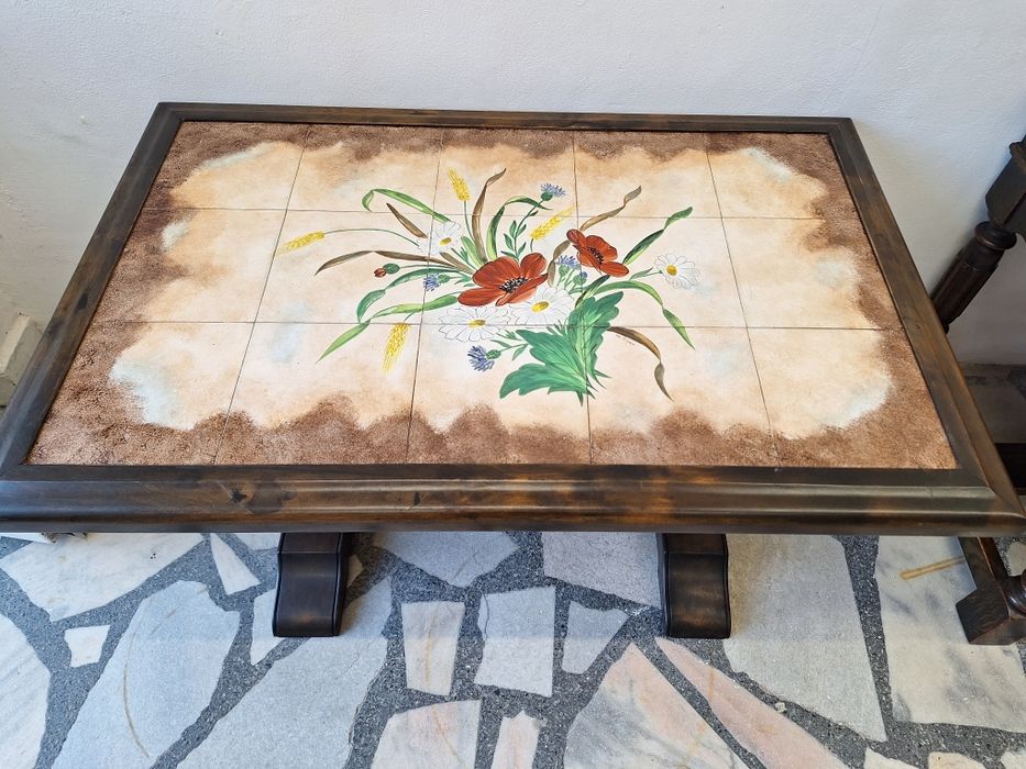 Винтидж маса с плочки и дърворезба