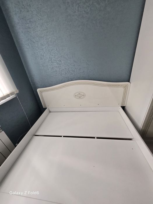 Продам кровать и 2 тумбочки