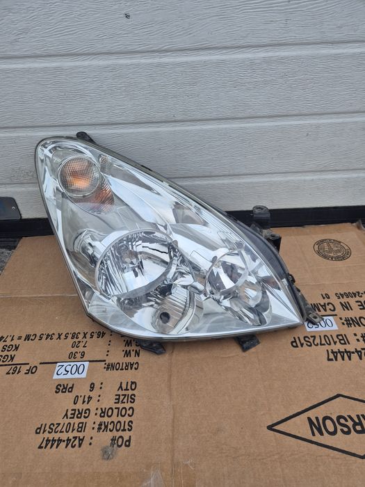 Far Dreapta Toyota Corolla Verso 2004-2007. Volan stinga.