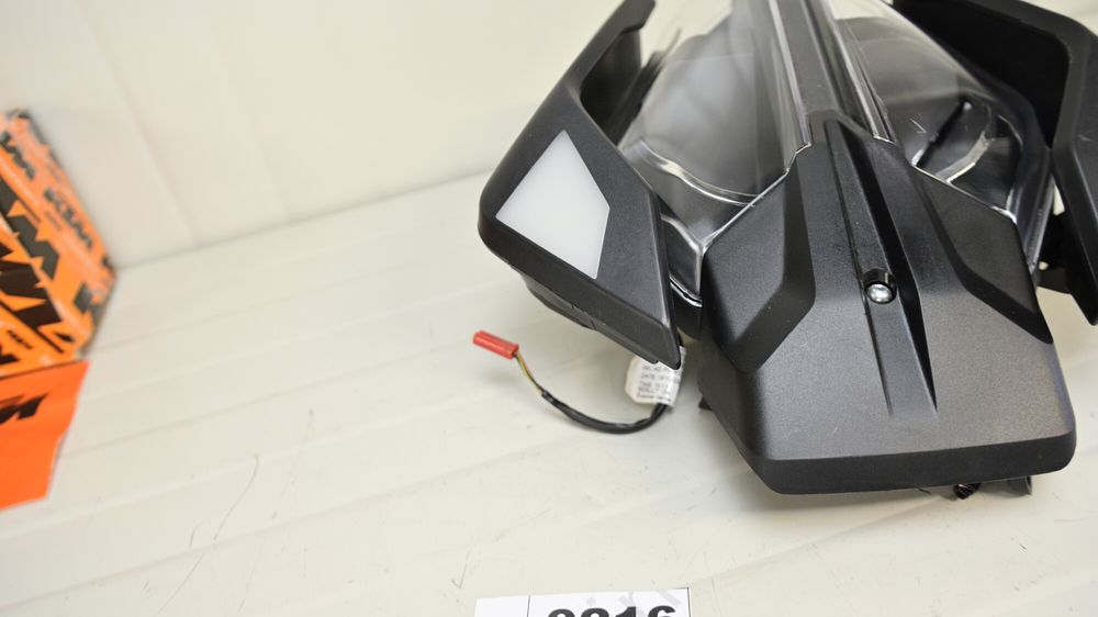 KTM Duke 390 2024 Far cu lumini DRL