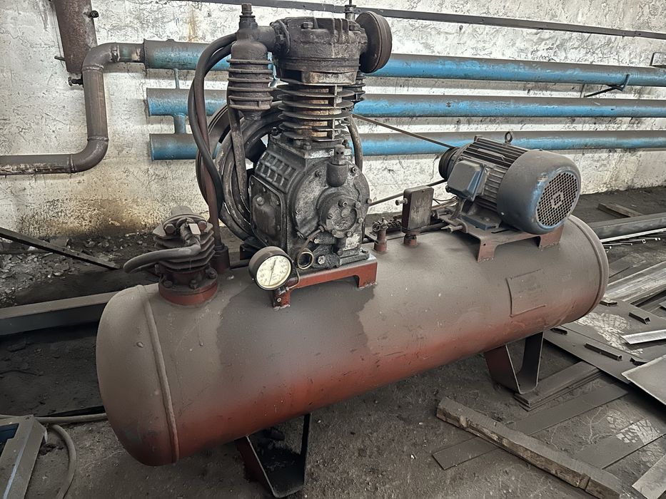 Продам мощный промышленный компрессор (СССР)