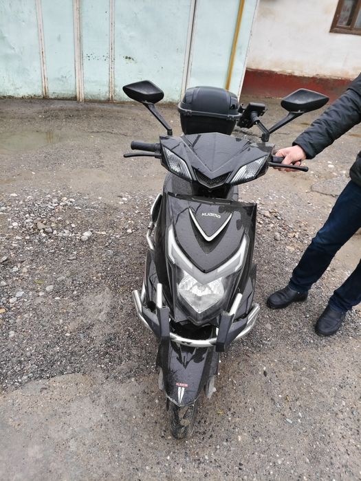 Skuter sotiladi xolati yaxshi 70ga 70 zaryati tezligi