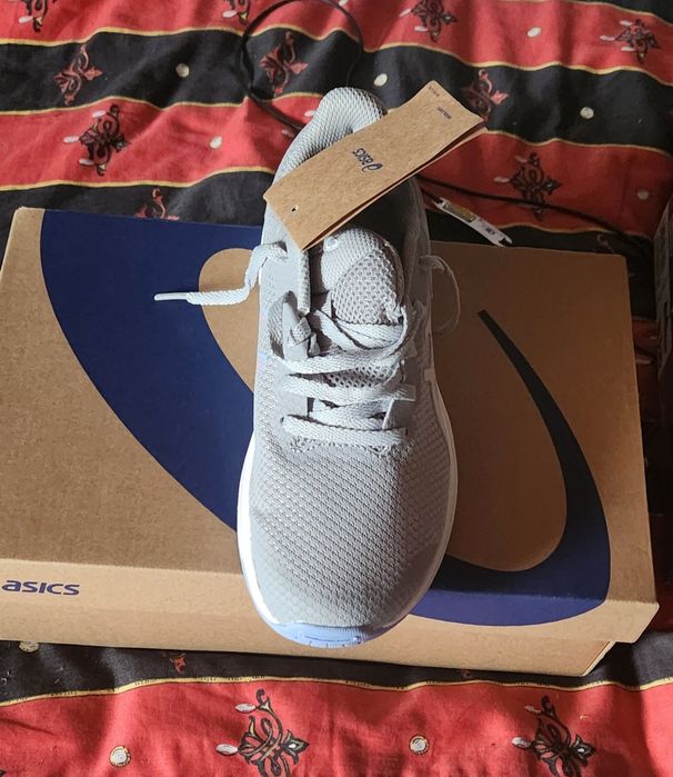 Vand adidasi asics doua marimi 35,5 si negri 35
