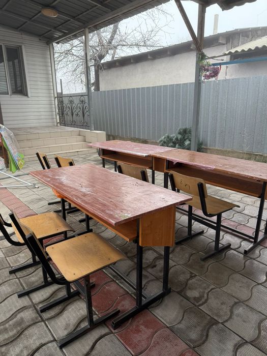 Парта со стульями