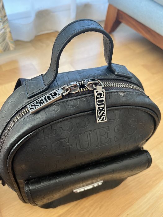 Черна раница Guess