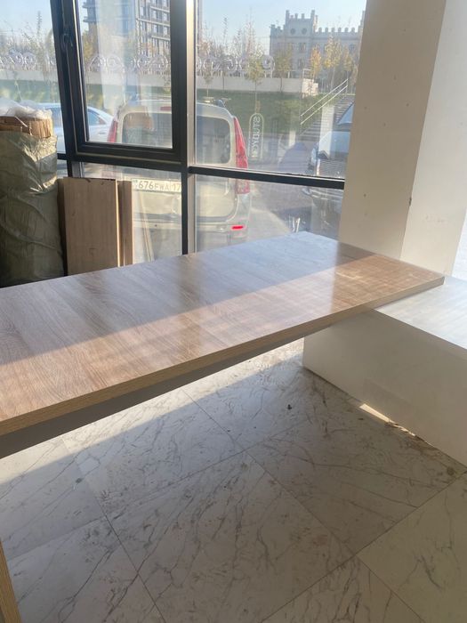 Продаю офисный стол с одной тумбочкой