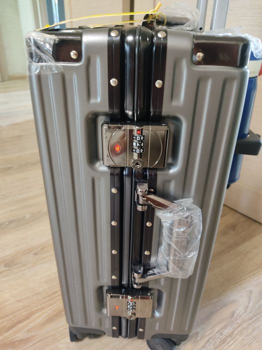 Чемоданы разных размеров новые