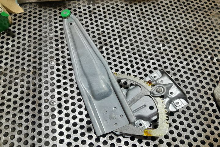 Macara geam spate stanga manuala Toyota Yaris XP130