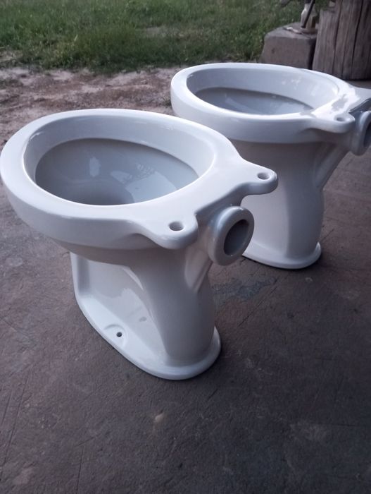 Продам два керамических садовых унитаза.