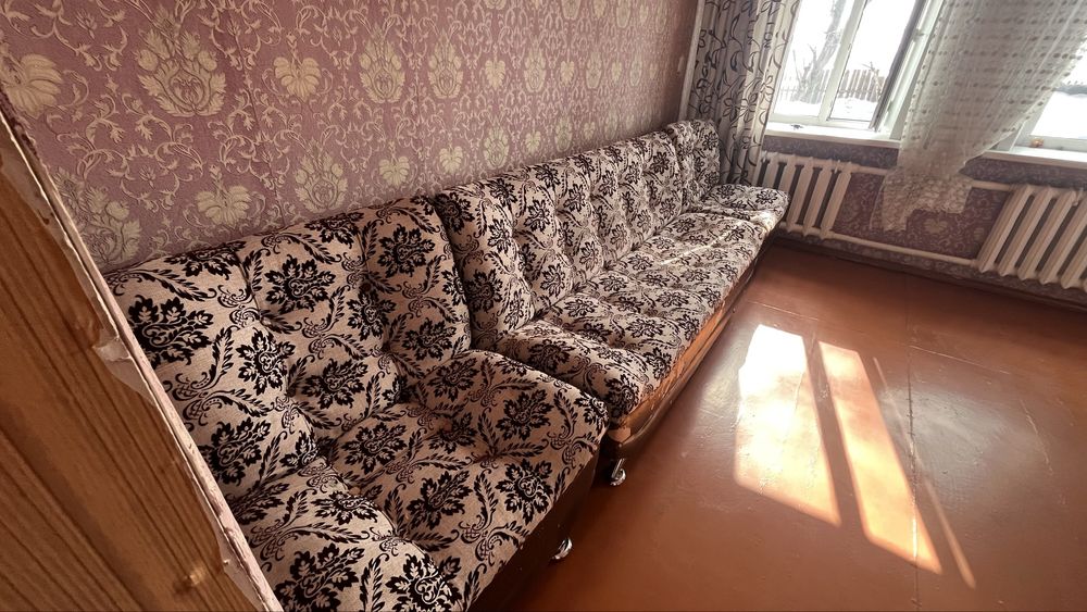 Продам 2 дивана и 2 кресла б/у.