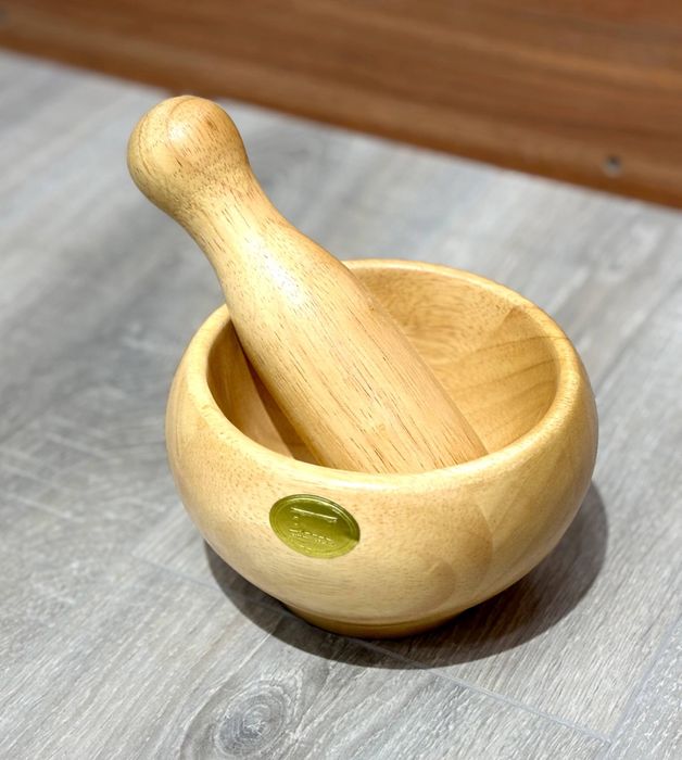 Деревянная ступка с пестиком для кухни