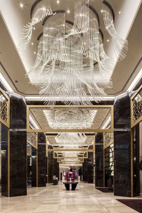 Погрузитесь в мир изысканности с нашей потрясающей люстрой.