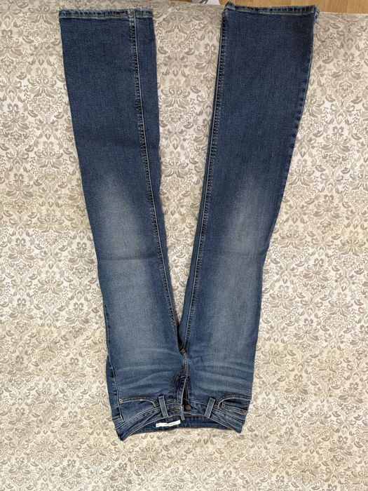 Levis сини дънки.