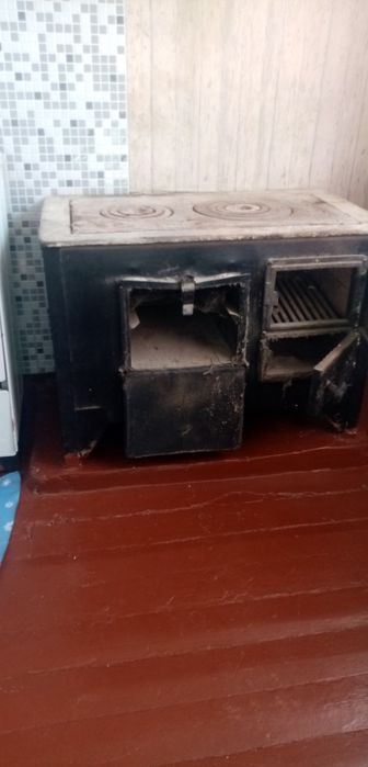 Продам чугунную печь на дровах