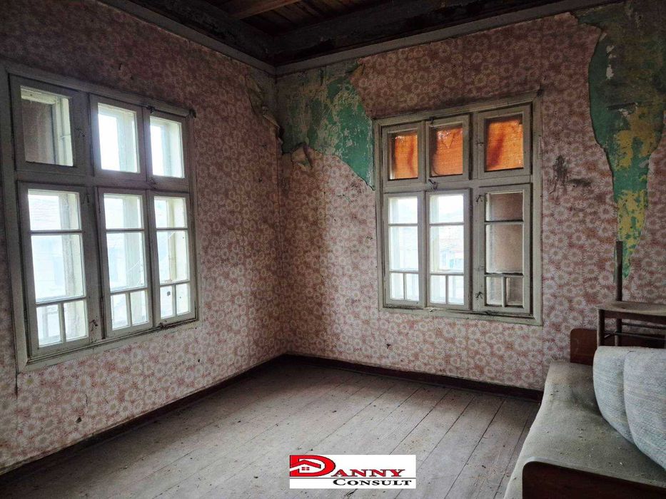 Двуетажна къща с двор и кладенец в с. Драгижево