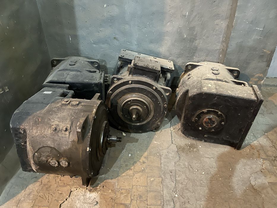 Двигатель элетровоза с редуктором