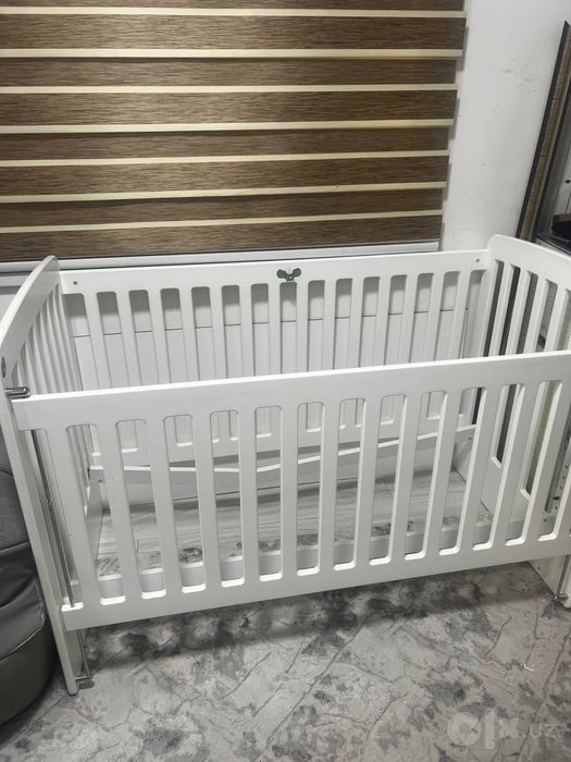 Детская кроватка с матрасом и маятником — белая