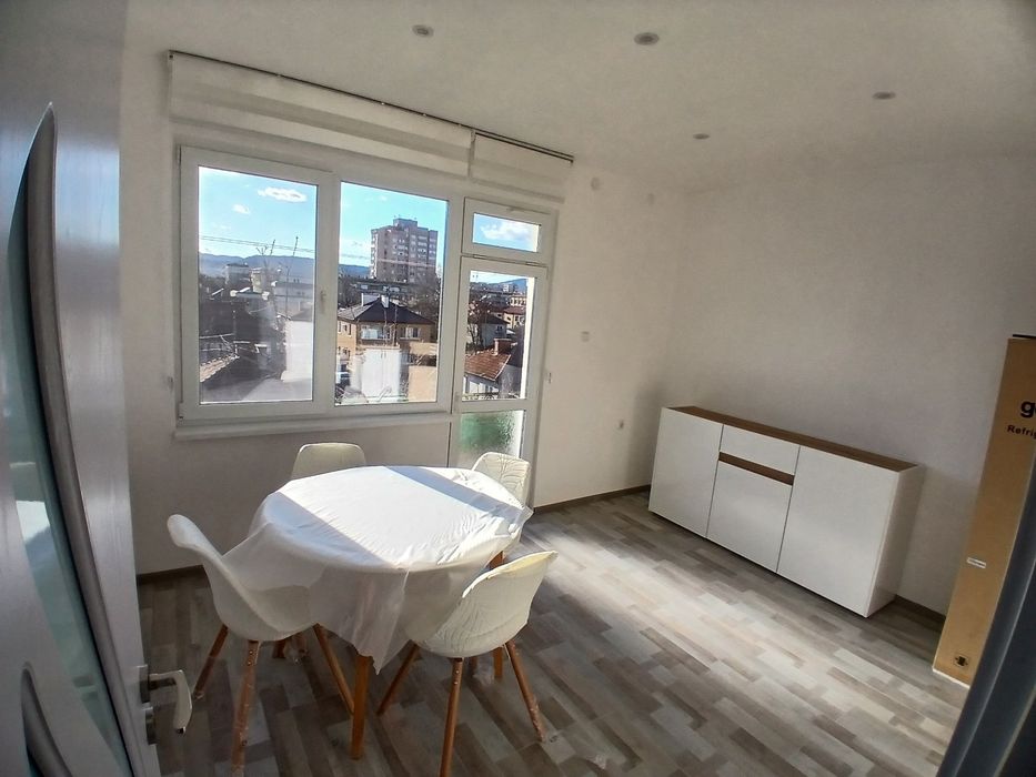 Продавам етаж от къща