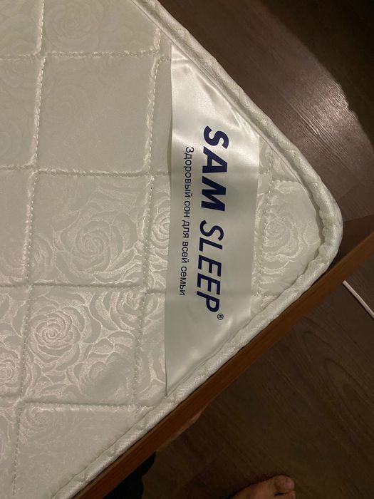 1 kishilik krovat yaxshi matrasi bilan.