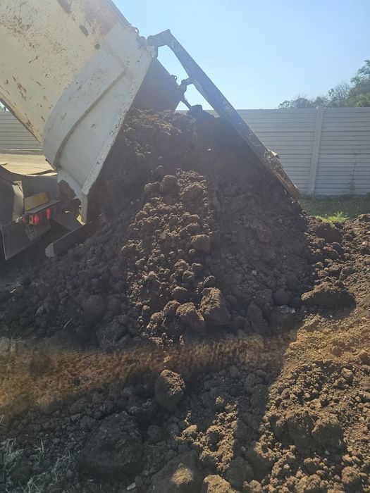 Pământ vegetal și utilaje de închiriat