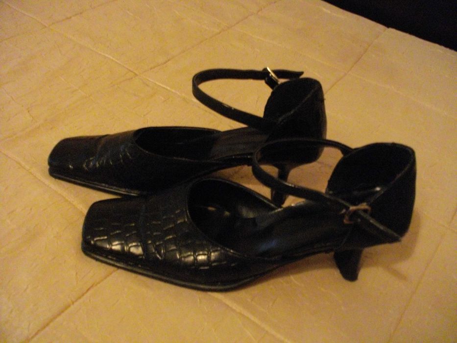 Дамски обувки от черен естествен лак