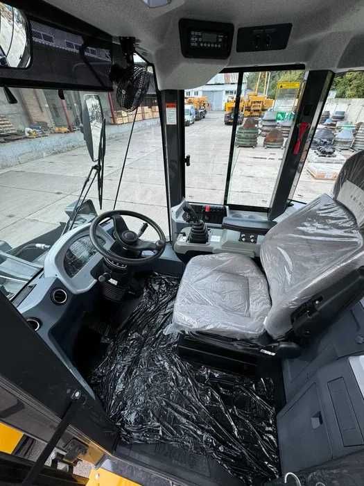 Фронтальный погрузчик XCMG XC938 со стандартным ковшом 1,8 м³ джойстик