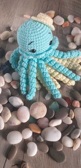 Вязаная игрушка-брелок Медузка