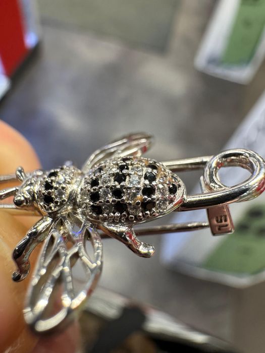 Broșă din argint cu diamante naturale 0,36 ct