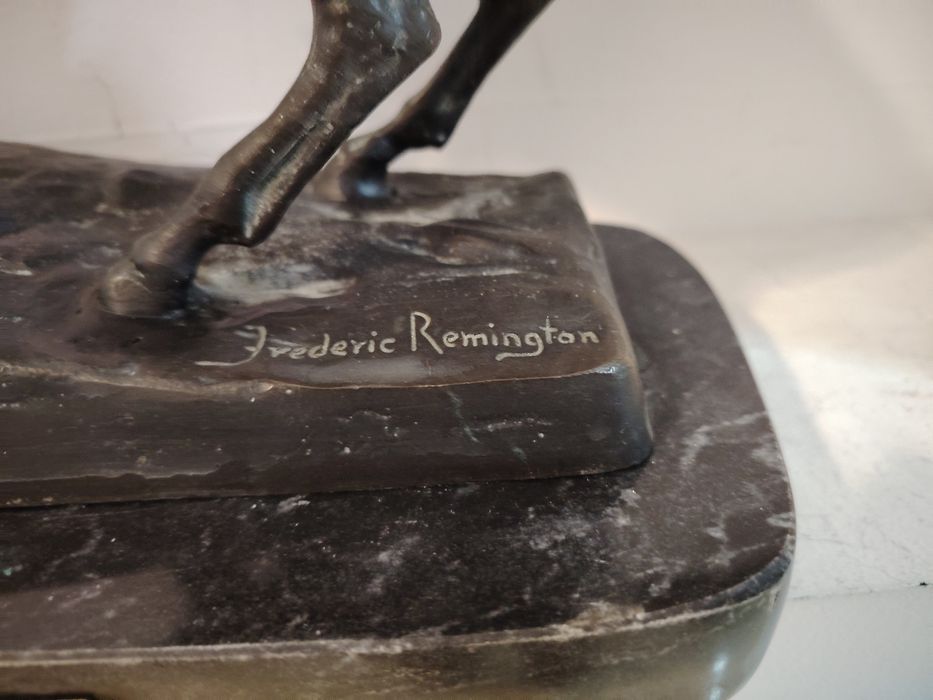 Superbă sculptură realizată din bronz masiv pe soclu de marmură reprez