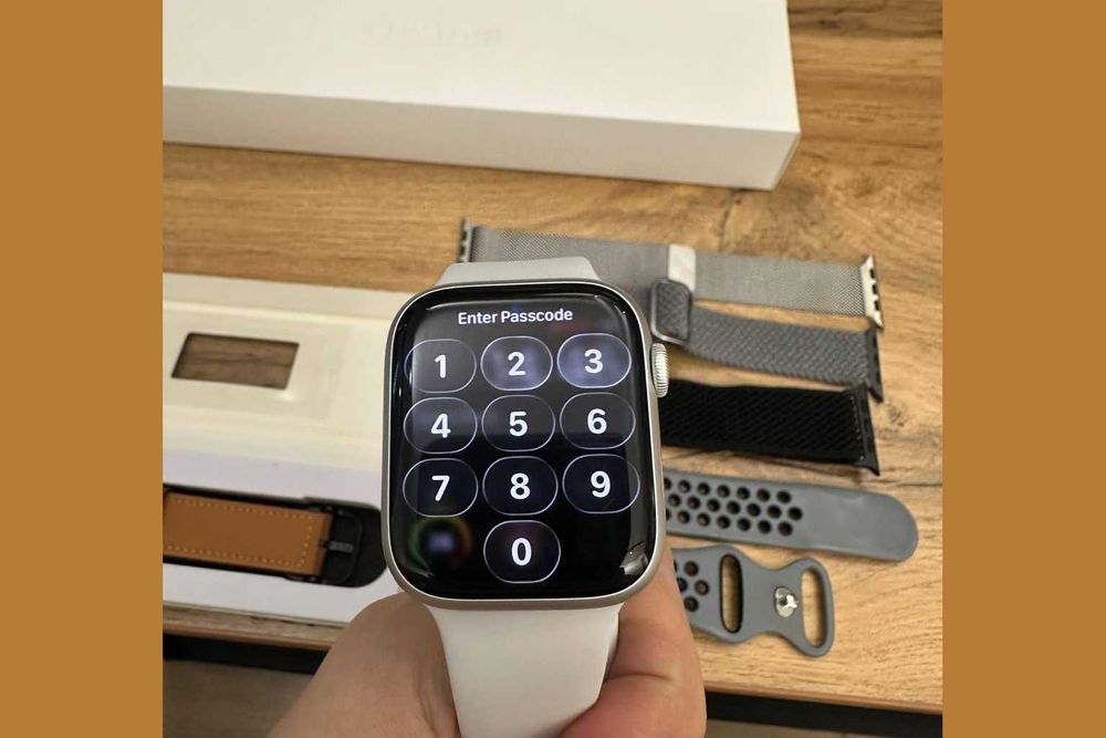 Apple Watch Series 8 45mm + 6 оригинальных ремешков из США