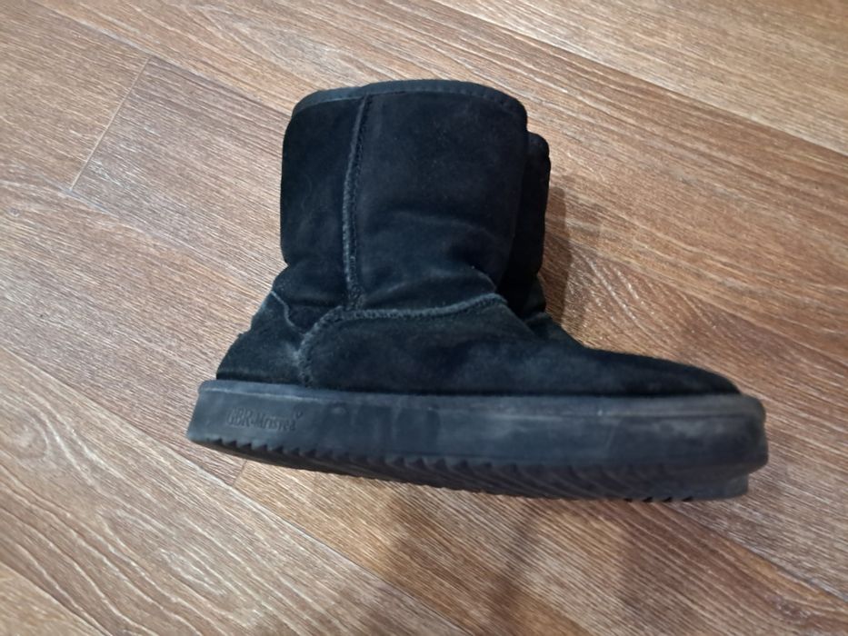 Натуральные угги черного цвета