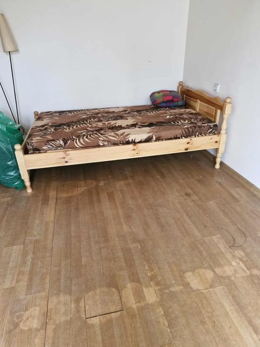 Дървена спалня с матрак