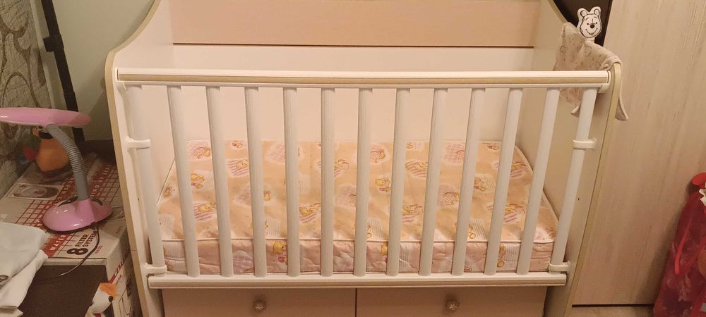 Детска кошара с люлеещ механизъм