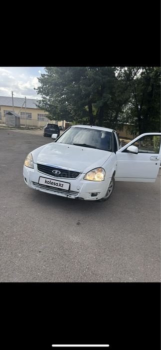 Продам приора машина