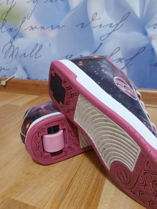 Роликовые кроссовки Heelys.